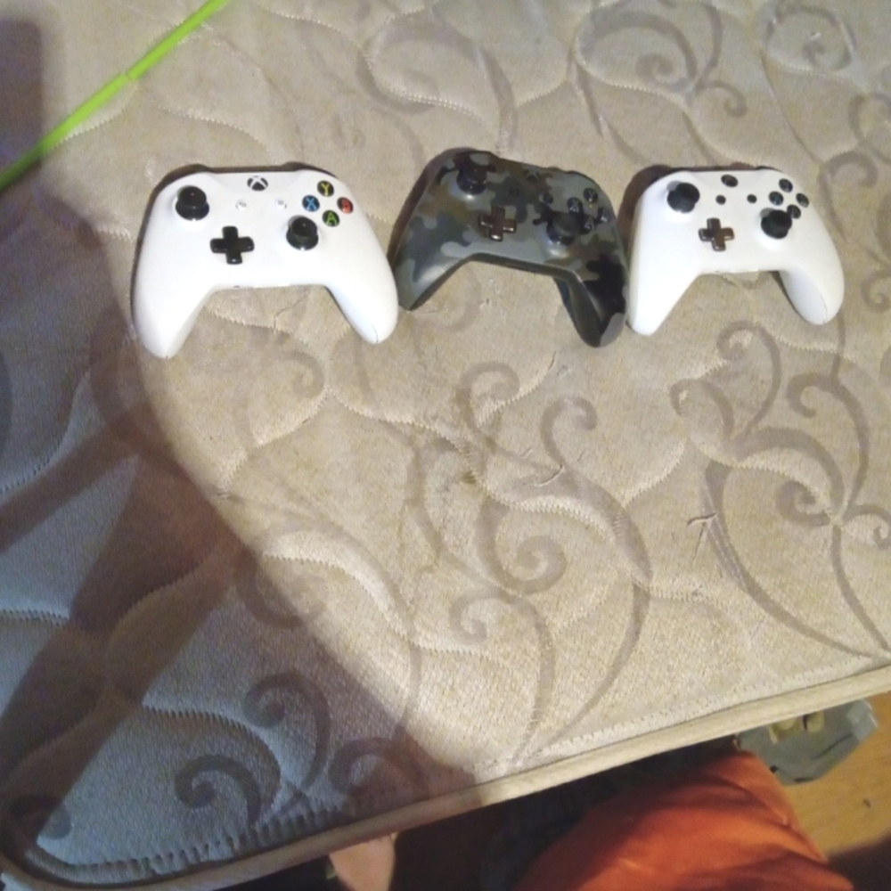 3 xbox control they all work good  u give me a price and we go from there